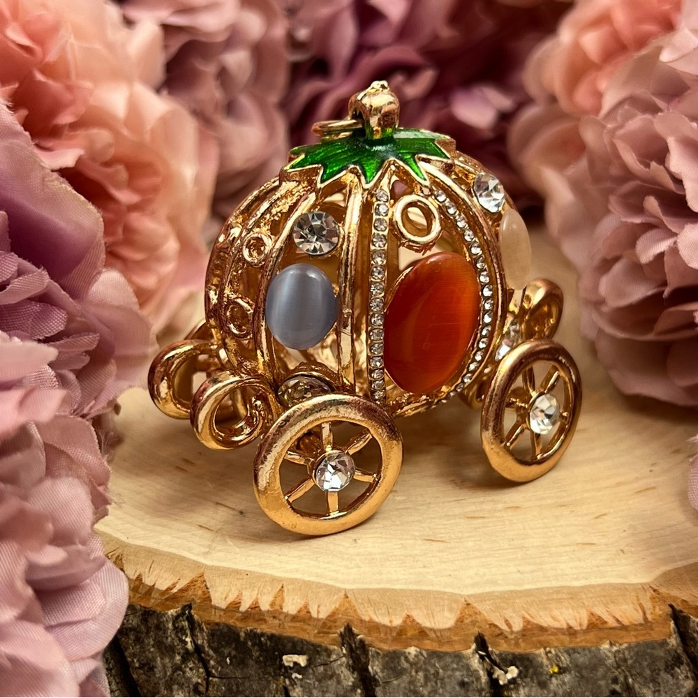 Cinderella’s Royal Gold and Crystal Carriage Keychain Charm - Picture 3 of 14